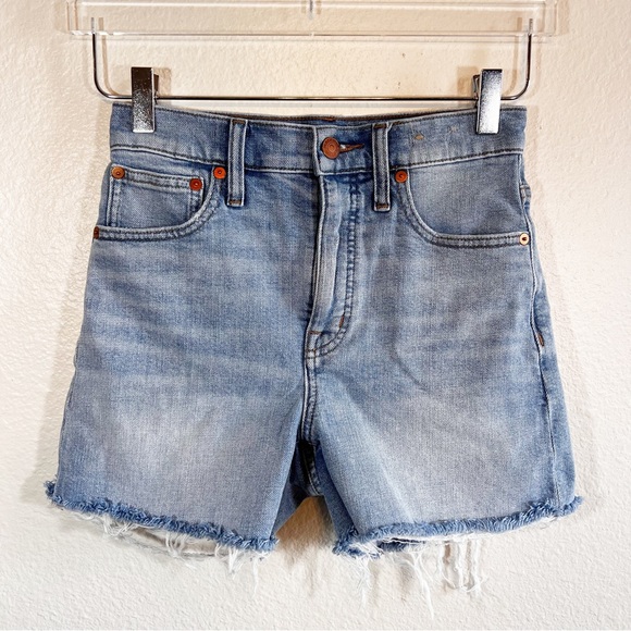 Madewell high rise denim shorts in Watt wash: Summerweight edition - Picture 2 of 12